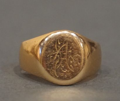 CHEVALIERE Chevalière monogrammée en or (10grs). Tour de doigt 63