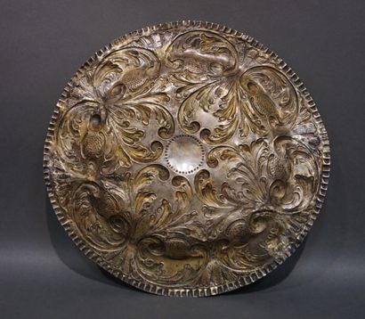 PLAT Plat embouti en argent à décor de feuillages et coquilles (244grs). 32 cm