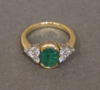 Bague Gold ring set with an emerald and six diamonds (5.5g). Finger size 53