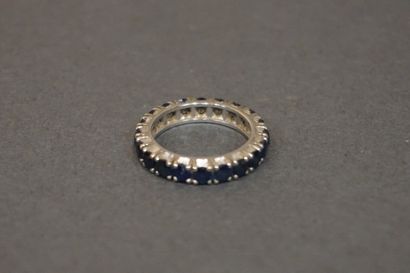 Alliance American wedding band in white gold set with sapphires (4.4grs). Finger...