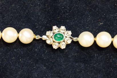 COLLIER Necklace of seventy-one pearls of about eight millimeters with a white gold...