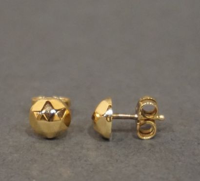 PUCES D'OREILLES Pair of gold earrings (1,5grs)