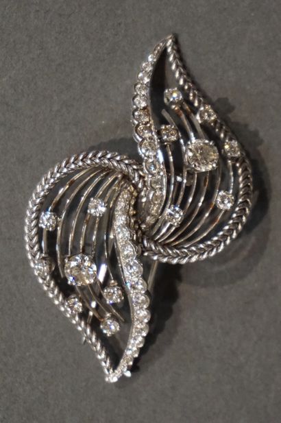 Broche Broche en or gris ajouré en forme de deux ailes, sertie de diamants, dont...