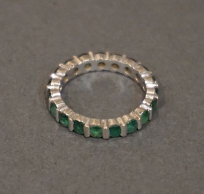 Aliance White gold wedding ring set with emeralds (3grs). Finger size 51
