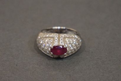 Bague White gold ring set with an oval ruby and pavé diamonds (8g). Finger size ...