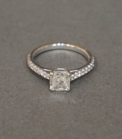 Bague White gold ring set with a square-cut main diamond with rounded corners weighing...