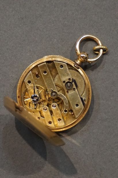MONTRE DE COL Guilloche gold collar watch (Gross weight: 25g)