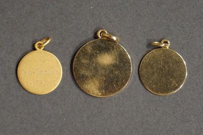 MÉDAILLES Trois médailles - pendentifs religieuses en or (Poids Total: 16,7grs)