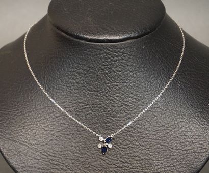 Collier - chaine Necklace - chain in white gold with element set with three small...