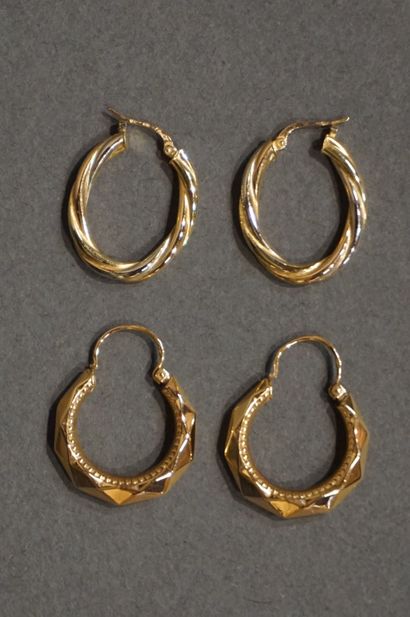 BOUCLES D'OREILLES Deux paires de boucles d'oreilles en or (Poids Total: 3,7grs)
