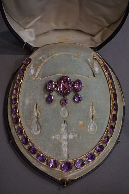 Parure Set in yellow gold 750 thousandths including: - a brooch decorated with three...