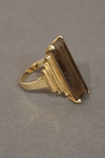 Bague Fourteen carat gold ring set with a rectangular smoky quartz (6.1g). Finger...