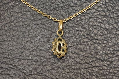 Chaîne Gold chain (3grs) and metal pendant