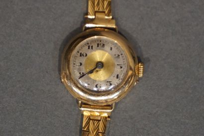 Montre Round lady's watch in 14 carat gold from the 40's with a gilded metal bracelet...