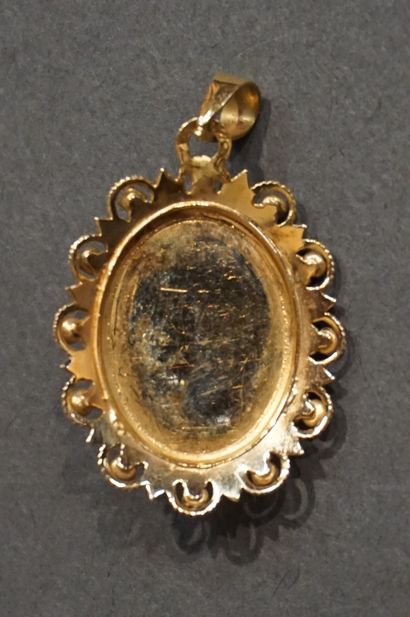 Pendentif Pendentif en or ovale ajouré serti d'une perle et de petites turquoises...