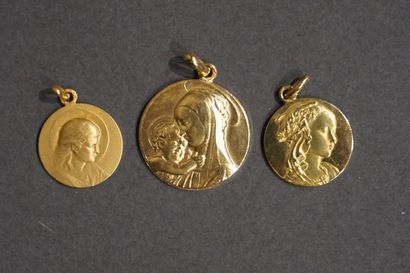MÉDAILLES Trois médailles - pendentifs religieuses en or (Poids Total: 16,7grs)