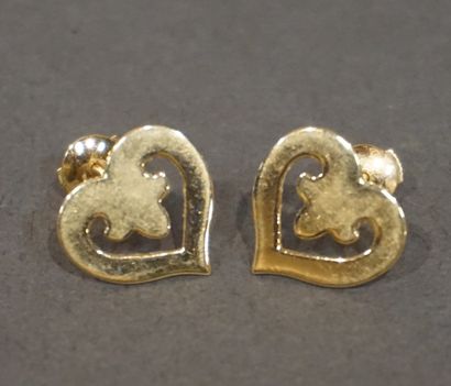 OJ PERRIN Pair of O J PERRIN gold openwork heart-shaped earrings (3,4grs)