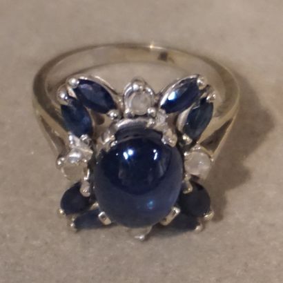 Bague Ring in white gold 750 thousandths decorated in the center of a sapphire cabochon...