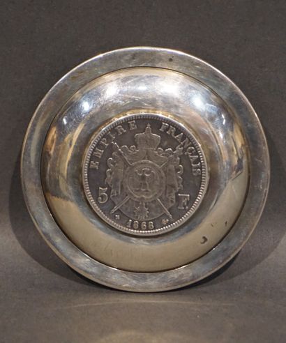 Coupelle Coupelle en argent ornée d'une pièce de cinq francs (59grs). 7,5 cm
