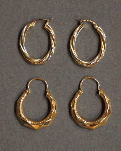 BOUCLES D'OREILLES Deux paires de boucles d'oreilles en or (Poids Total: 3,7grs)