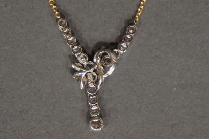 COLLIER Collier composé d'une chaine en or gris, sertie de vingt - trois diamants...