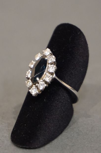 Bague White gold ring set with a navette sapphire and ten diamonds (4.2g). Finger...