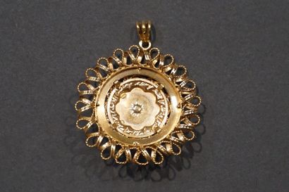 Pendentif Round openwork gold pendant set with a pearl and eight small blue stones...