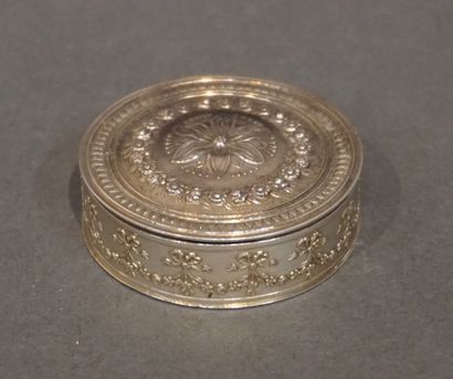Boîte Boite ronde en argent et vermeil à guirlandes et fleurs (33grs). 5 cm