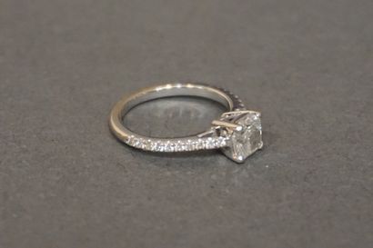 Bague Bague en or gris sertie d'un diamant principal de taille carré à angles arrondis...