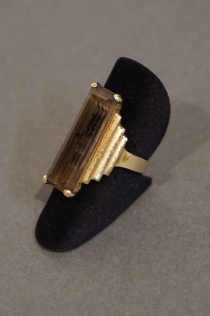 Bague Fourteen carat gold ring set with a rectangular smoky quartz (6.1g). Finger...