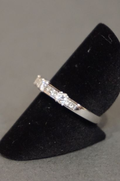 Bague Ring - wedding band in white gold set with fifteen diamonds (3.6grs). Finger...