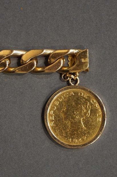 Bracelet Bracelet with large links and charm decorated with a gold coin of 100 Chilean...