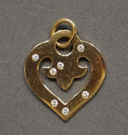 OJ PERRIN OJ PERRIN: Openwork heart pendant in gold set with seven diamonds (6,7...