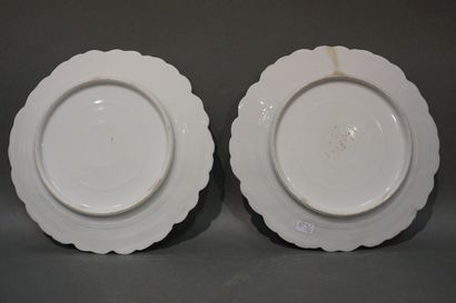 null Paire d'assiettes en porcelaine polychrome à décor de "Couples à l'étang". 22...