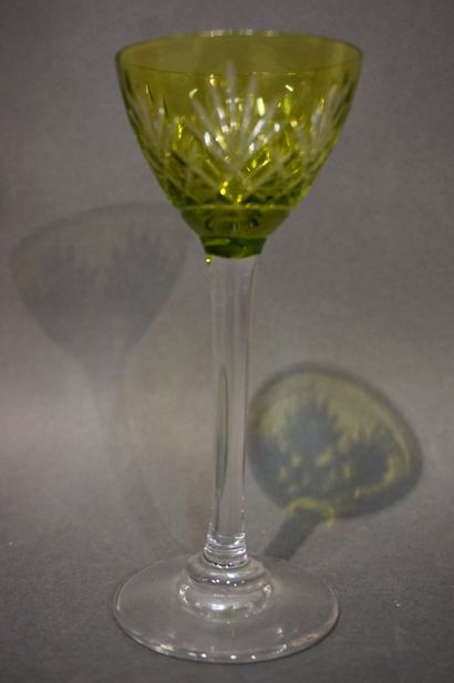 null Carafe et neuf verres à liqueur en cristal taillé polychrome. 31,7 cm (carafe)...