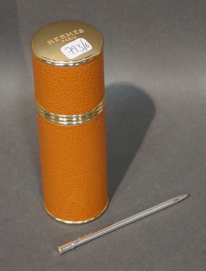 HERMES Etui à flacon (15 cm - manque le bouchon) et stylo bille en argent.