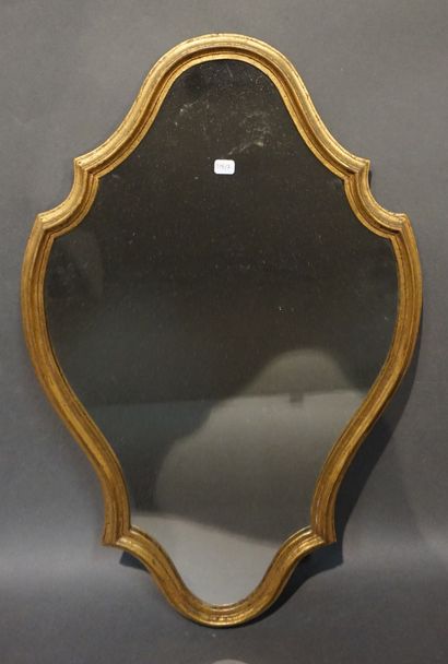 GLACE Glace polylobée en bois doré. 59x38 cm