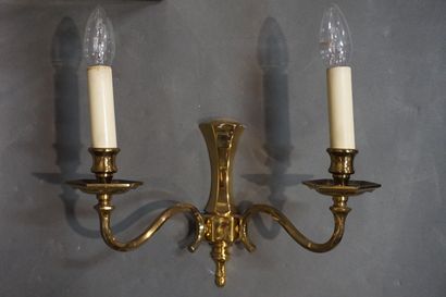 null Lanterne (57 cm) et paire d'appliques à deux bras de lumière en métal doré.