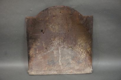 PLAQUE DE CHEMINEE 
Plaque de cheminée en fonte "Nec pluribus impar" (fente). 72x66...