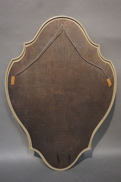 GLACE Glace polylobée en bois doré. 74x53 cm