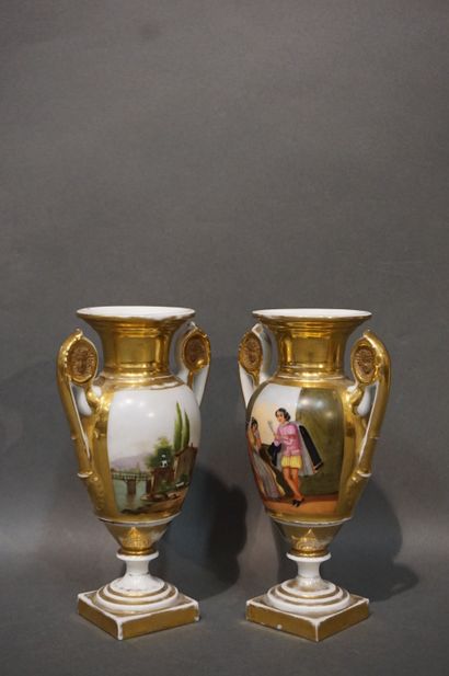 null Paire de vases en porcelaine de Paris à décor de "Couples" et de "Paysages"...