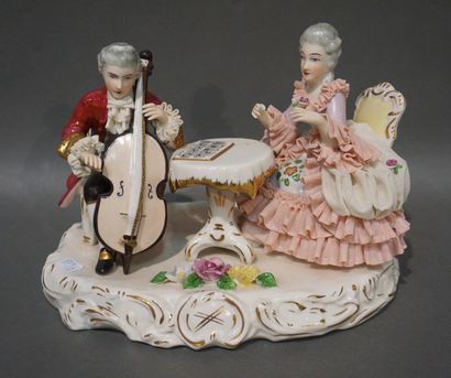 null Groupe en porcelaine polychrome: "Couple de musiciens" (manques). 18x25x17 ...