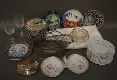 null Manette de nappes rondes et huit serviettes, quinze petites assiettes en porcelaine...