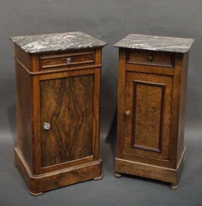 null Deux tables de chevet en bois de placage à un tiroir et une porte. 72x40x34...