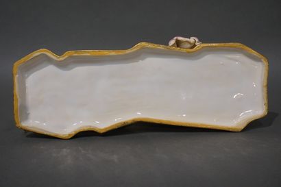 null Groupe en porcelaine polychrome: "Attelage" (manques). 11x28x10 cm