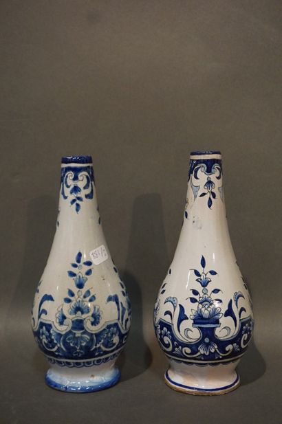 QUIMPER Deux vases en faïence de Quimper. 19 cm