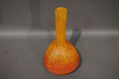 DELTY Vase en pâte de verre (égrenure au col). 30 cm