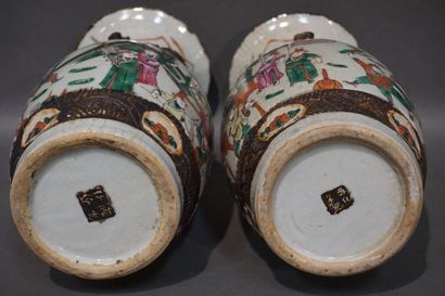 CHINE Paire de vases en porcelaine chinoise à décor de scènes de bataille. 33,5 ...