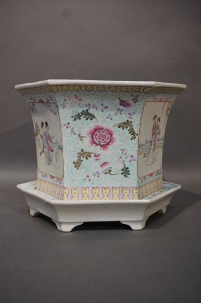 CHINE Cache-pot et socle en porcelaine chinoise polychrome à décor d'élégantes et...