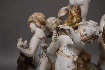 null Groupe en porcelaine polychrome italienne: "Enfants musiciens" (restaurations,...